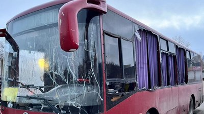 Пошкоджені будинок та автобус. Армія РФ вісім разів за день вдарила по Нікопольщині