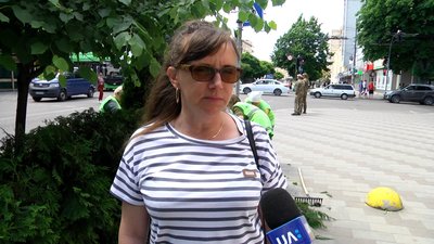 На вулицях та у скверах Житомира розпочали літню обрізку декоративних дерев та кущів На вулицях та у скверах Житомира розпочали літню обрізку декоративних дерев та кущів