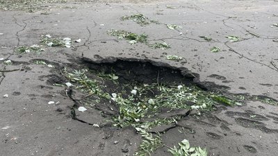 "Над головою два рази вибухнуло. Ми вибігли та побачили, як пішов дим". Херсонці розповіли про наслідки обстрілу РФ "Над головою два рази вибухнуло. Ми вибігли та побачили, як пішов дим". Херсонці розповіли про наслідки обстрілу РФ