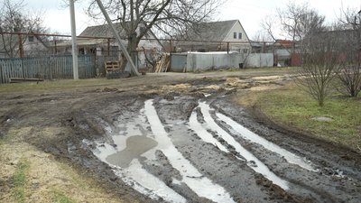 Вулиця у селі Розумівка Запорізької області після дощу, лютий 2026 року