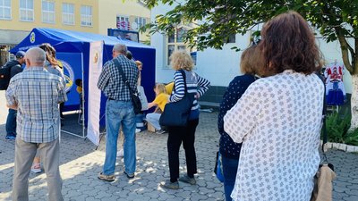 Близько 200 людей перевірили свої родимки під час акції "Перевір підозріле утворення на шкірі, поки не пізно" в Ужгороді Близько 200 людей перевірили свої родимки під час акції "Перевір підозріле утворення на шкірі, поки не пізно" в Ужгороді