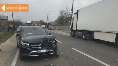 У Кам'янка-Бузькій аварія: жінку із авто витягували рятувальники У Кам'янка-Бузькій аварія: жінку із авто витягували рятувальники
