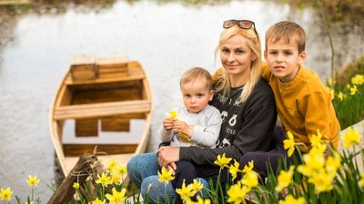 "Відволіктися від новин". У Вінниці фотографуються на полі нарцисів "Відволіктися від новин". У Вінниці фотографуються на полі нарцисів