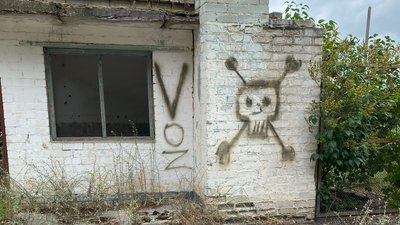 Символи, які росіяни написали на покинутих будинках Херсонщини, літо 2023. Фото: Дмитро Марчук
