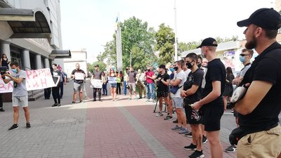 Акція на підтримку затриманих на Харківщині, що проходить біля будівлі обласного управління поліції у Полтаві