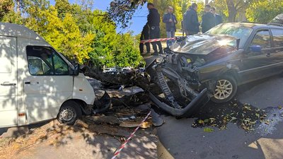 У центрі Миколаєва зіткнулися мікроавтобус і два легковики