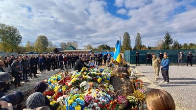 На Алеї героїв на міському кладовищі похоронили музиканта Андрія Чепіля На Алеї героїв на міському кладовищі похоронили музиканта Андрія Чепіля