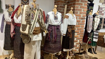 Вишиванки з родинної колекції. У Франківську відкрили музей-майстерню національного одягу та побуту