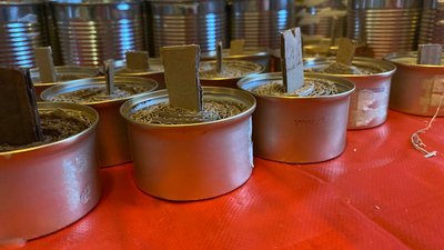 Окопні свічки для оборонців виготовляють вінничани з інвалідністю Окопні свічки для оборонців виготовляють вінничани з інвалідністю