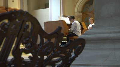 Студент проєкту грає уривок музичного твору Студент проєкту грає уривок музичного твору