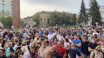 В Івано-Франківську містяни протестують проти карантинних обмежень червоної зони В Івано-Франківську містяни протестують проти карантинних обмежень червоної зони