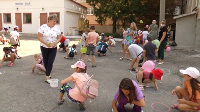 У перший день роботи табору діти малювали крейдою на асфальті У перший день роботи табору діти малювали крейдою на асфальті