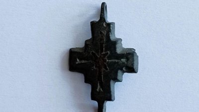 У Волинський музей передали три натільні хрестики, які могли носити у середньовіччі У Волинський музей передали три натільні хрестики, які могли носити у середньовіччі