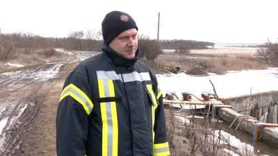 Відкачують воду