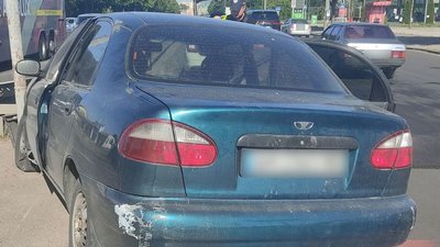 У Житомирі водій в'їхав у колесовідбійник — водія ушпиталили У Житомирі водій в'їхав у колесовідбійник — водія ушпиталили