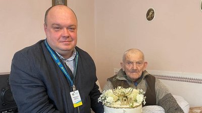 Закарпатцю на 100-річчя подарували ІD-паспорт, який оформили замість втраченого паспорта-книжечки Закарпатцю на 100-річчя подарували ІD-паспорт, який оформили замість втраченого паспорта-книжечки