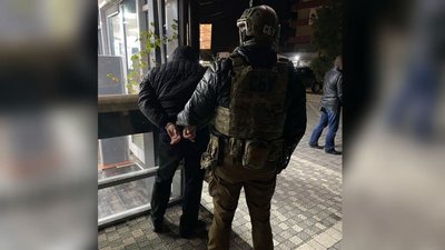 На Закарпатті СБУ затримала чотирьох людей за вимагання грошей На Закарпатті СБУ затримала чотирьох людей за вимагання грошей
