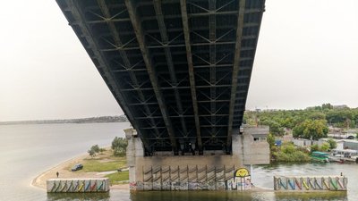 У Миколаєві розвели мости: з акваторії заводу вийшов рейдовий тральщик "Генічеськ" У Миколаєві розвели мости: з акваторії заводу вийшов рейдовий тральщик "Генічеськ"