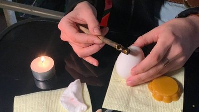 У Тернополі переселенців вчать писати писанки У Тернополі переселенців вчать писати писанки