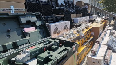 У Полтаві міськрада передає техніку і інструменти для фронту У Полтаві міськрада передає техніку і інструменти для фронту