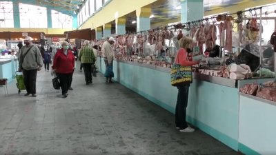 На херсонських ринках ваги перевіряють на точність, а продавців - на чесність
