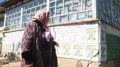 Галина Садловська показує тріснутий фундамент своєї хати Галина Садловська показує тріснутий фундамент своєї хати