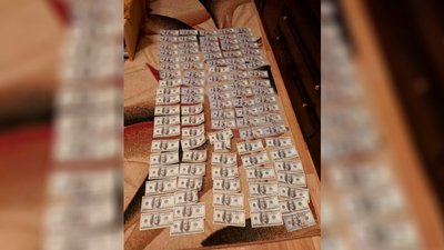 Гроші, які вилучили у причетного до шахрайства чоловіка Гроші, які вилучили у причетного до шахрайства чоловіка