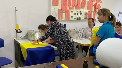 Плетуть маскувальні сітки та в'яжуть шкарпетки. Як люди з інвалідністю та пенсіонери з Дніпра допомагають ЗСУ Плетуть маскувальні сітки та в'яжуть шкарпетки. Як люди з інвалідністю та пенсіонери з Дніпра допомагають ЗСУ