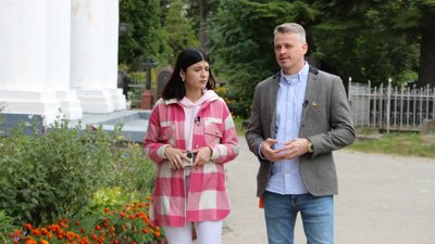 "Суми вистоять!": як дизайнер Дмитро Дубовик
патріотичною продукцією мотивував сумчан "Суми вистоять!": як дизайнер Дмитро Дубовик
патріотичною продукцією мотивував сумчан