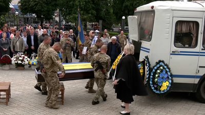 "Його дуже любили й будемо завжди пам'ятати": у Рівному попрощалися з бійцем Євгенієм Чирком "Його дуже любили й будемо завжди пам'ятати": у Рівному попрощалися з бійцем Євгенієм Чирком