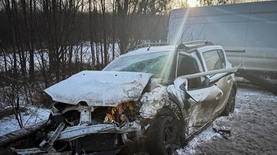 Понівечений легковий автомобіль унаслідок аварії