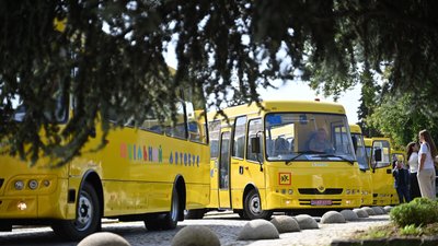 Шість громад Закарпатської області отримали нові шкільні автобуси
