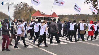 Близько ста хмельницьких підприємців, через можливе введення РРО, перекрили міжнародну трасу