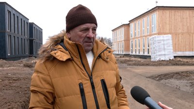У Чернігові зводять двоповерхові сендвіч-будинки для тих, хто втратив житло під час обстрілів У Чернігові зводять двоповерхові сендвіч-будинки для тих, хто втратив житло під час обстрілів