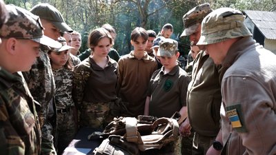 "Вовки Да Вінчі" проводять військовий вишкіл на Буковині "Вовки Да Вінчі" проводять військовий вишкіл на Буковині