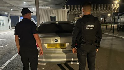 "BMW для ЗСУ". На Буковині чоловік намагався перевезти через кордон автомобіль під виглядом гуманітарної допомоги