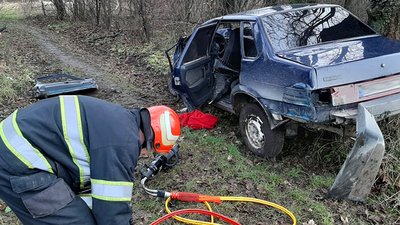 На Хмельниччині автомобіль злетів у кювет. Водій загинув на місці пригоди