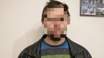 У Сєвєродонецьку затримали чоловіка, що зруйнував стелу на честь державного прапора У Сєвєродонецьку затримали чоловіка, що зруйнував стелу на честь державного прапора