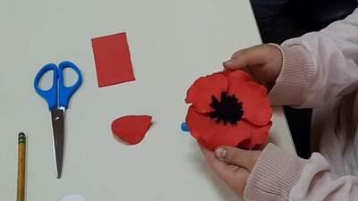 У Хмельницькому навчали дітей виготовляти маки — символ Дня пам'яті та примирення