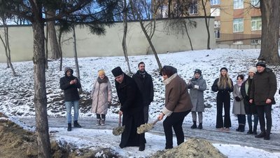 У Львові на Меморіалі пам’яті Героїв Небесної Сотні висадили сосни У Львові на Меморіалі пам’яті Героїв Небесної Сотні висадили сосни
