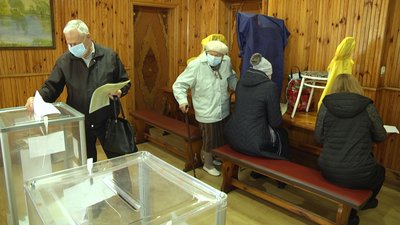 У Житомирі виборці невдоволені тим, що довелося голосувати в саморобних кабінках У Житомирі виборці невдоволені тим, що довелося голосувати в саморобних кабінках