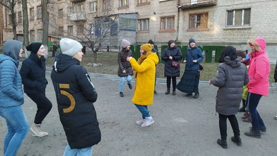 “Не втрачати контакт одне з одним”. У Дніпрі проводять театральні ігри для переселенців “Не втрачати контакт одне з одним”. У Дніпрі проводять театральні ігри для переселенців