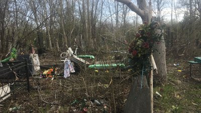 Наслідки російського обстрілу Таїровського кладовища в Одесі. ФОТО Наслідки російського обстрілу Таїровського кладовища в Одесі. ФОТО