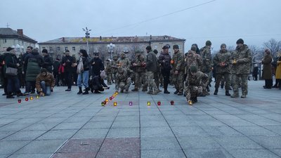 Свічки пам'яті: у Черкасах вшановують жертв Голодоморів Свічки пам'яті: у Черкасах вшановують жертв Голодоморів