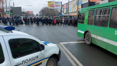 Працівники заводу у Харкові перекрили проспект — вимагають зарплатню