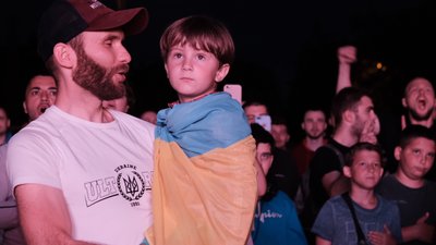 Спільний перегляд та підйом на гору. Як вболівають за збірну у Чернівцях Спільний перегляд та підйом на гору. Як вболівають за збірну у Чернівцях