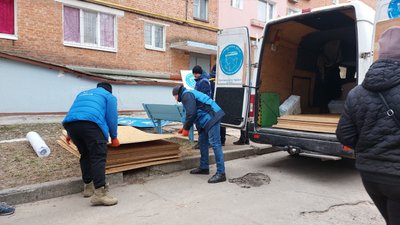 "Здавалось, будинок підстрибнув і загойдався". Очевидці розповіли про влучання безпілотника у п'ятиповерхівку у Сумах "Здавалось, будинок підстрибнув і загойдався". Очевидці розповіли про влучання безпілотника у п'ятиповерхівку у Сумах