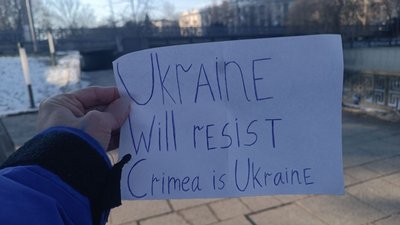 Активісти руху "Жовта Стрічка" розмістили десятки патріотичних наліпок