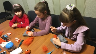 Житомирянка Лариса Дановська навчила дітей створювати новорічні іграшки з вовни