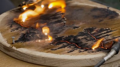 Лікар із Рівного випалює візерунки на дереві струмом у 3000 вольт